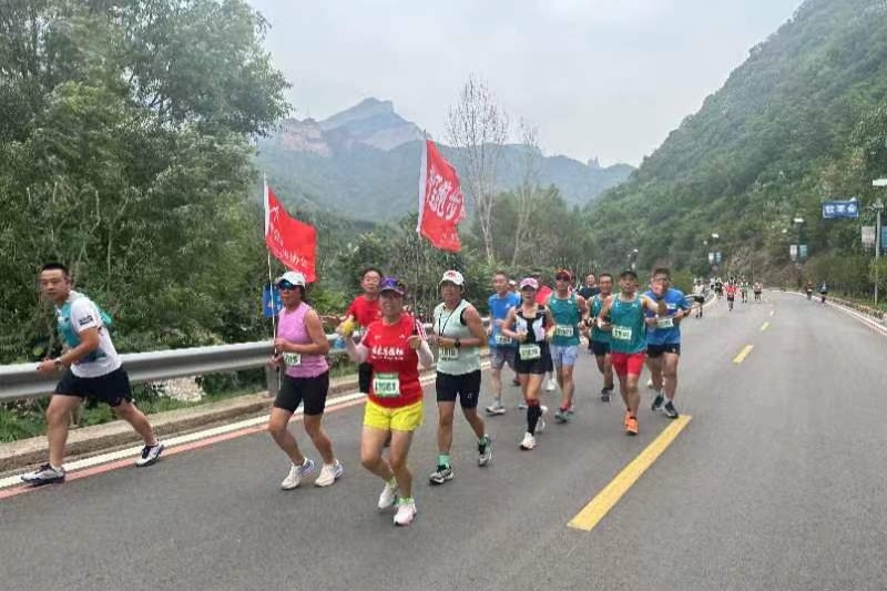 河北赞皇举办2024京津冀嶂石岩必一运动平台登山赛(图2)