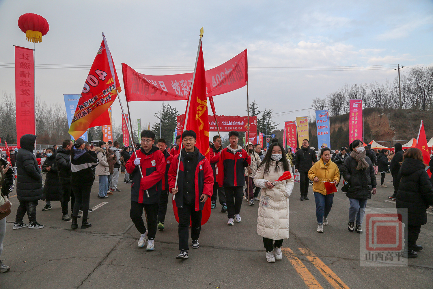必一运动我市举行2024年“新年登高步步高”全民健身活动(图2)