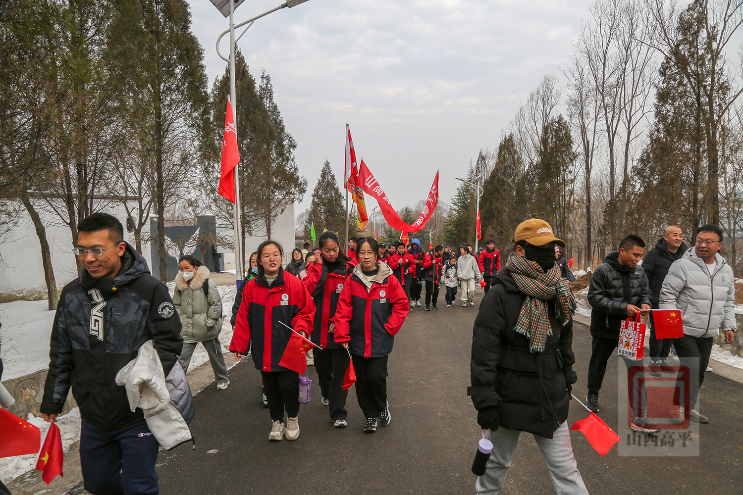 必一运动我市举行2024年“新年登高步步高”全民健身活动(图4)