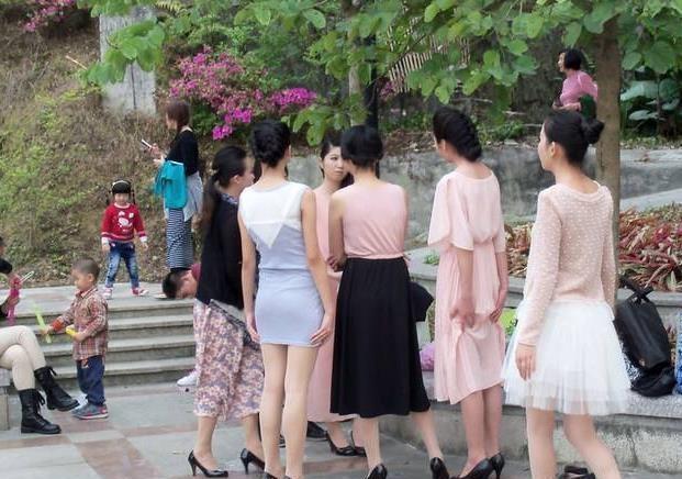 必一体育官网都说了登山时别穿裙子那些不听劝的女游客最后变成了这样