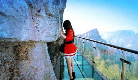 必一体育官网都说了登山时别穿裙子那些不听劝的女游客最后变成了这样(图3)