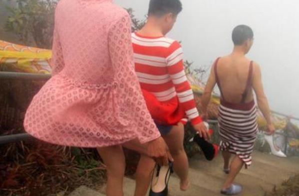必一体育官网都说了登山时别穿裙子那些不听劝的女游客最后变成了这样(图2)