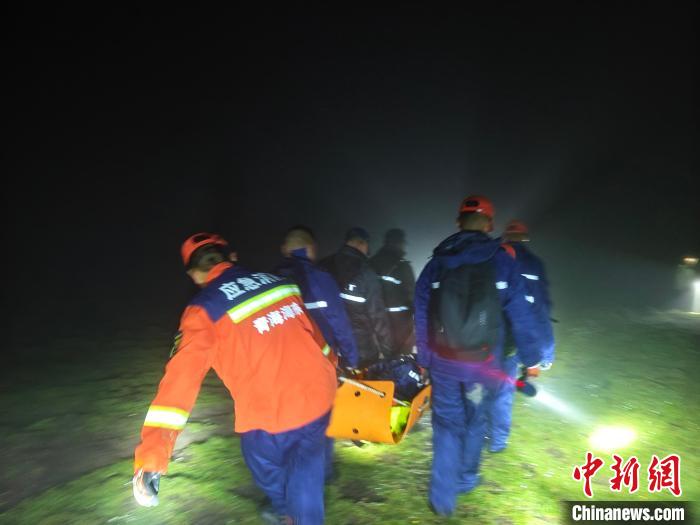 必一体育青海海东：4名“驴友”被困山中消防连夜搜救(图2)