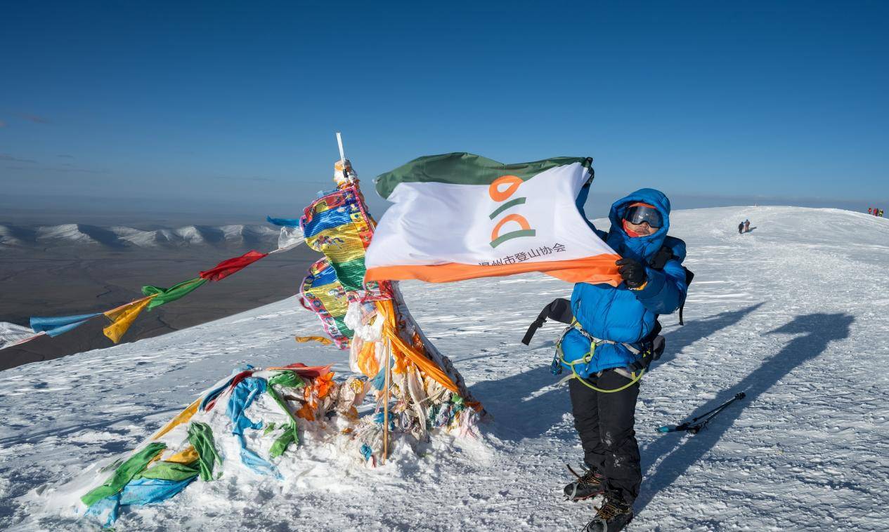 格尔木庆海西州70周年暨大学生玉珠必一运动官网峰登山培训圆满闭幕(图2)