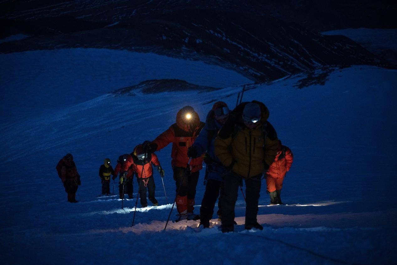 格尔木庆海西州70周年暨大学生玉珠必一运动官网峰登山培训圆满闭幕(图4)