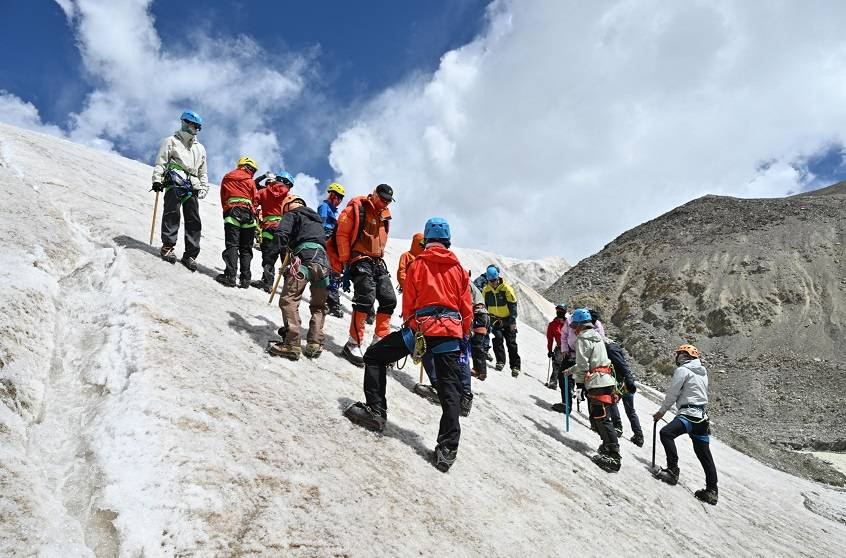 格尔木庆海西州70周年暨大学生玉珠必一运动官网峰登山培训圆满闭幕(图9)