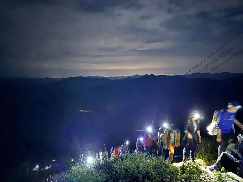 夜爬灵山封闭景区竟成网红打卡地？记者调查必一运动官网(图3)
