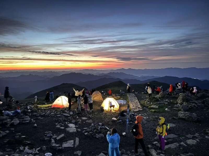 夜爬灵山封闭景区竟成网红打卡地？记者调查必一运动官网(图2)