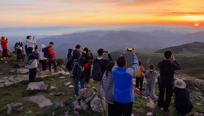 夜爬灵山封闭景区竟成网红打卡地？记者调查必一运动官网(图1)