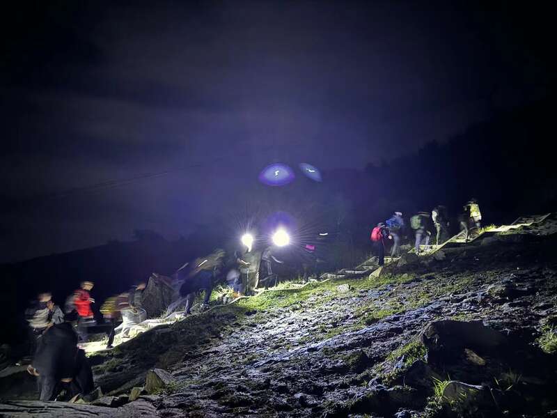 夜爬灵山封闭景区竟成网红打卡地？记者调查必一运动官网(图7)