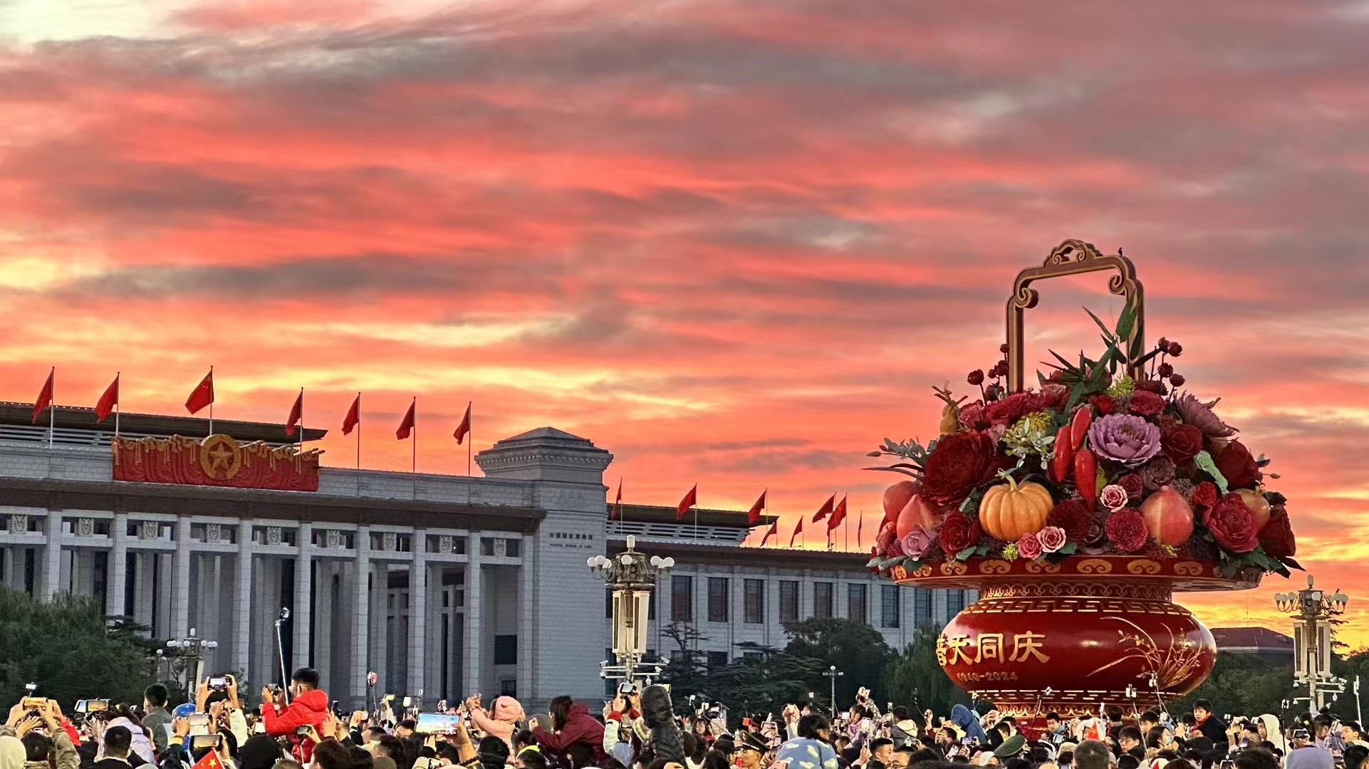 必一体育假日中国活力十足 红色游、生态游“圈粉”更“圈心”