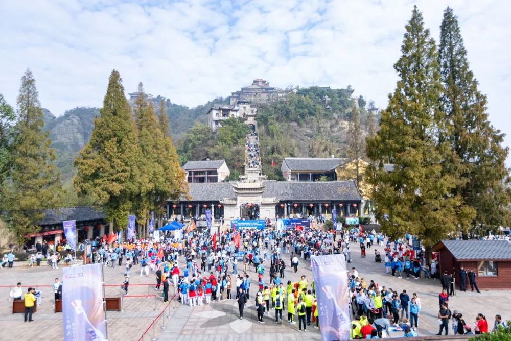 必一运动平台游黄陂 寻秋韵 木兰登山节“燃”动全城(图3)