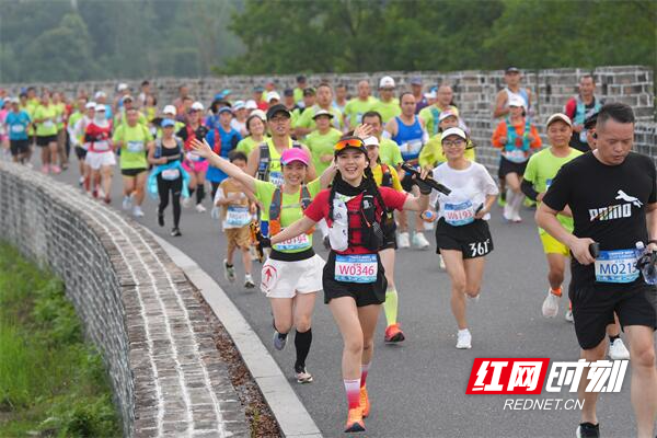 必一运动平台千余人挑战自我！2024巅峰湖南首站在八面山启航(图2)