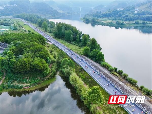 必一运动平台千余人挑战自我！2024巅峰湖南首站在八面山启航(图4)