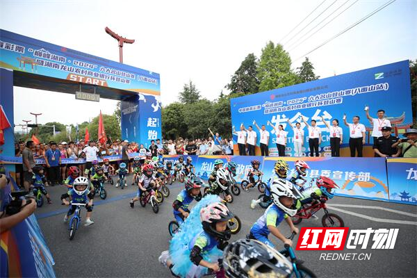 必一运动平台千余人挑战自我！2024巅峰湖南首站在八面山启航(图8)