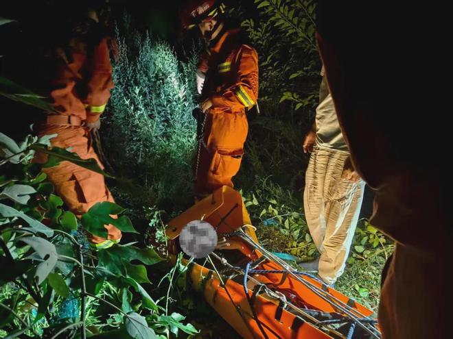 六旬老人登山突发脑梗门头沟消防将其安全转运下山(图2) 六旬老人登山突发脑梗门头沟消防将其安全转运下山(图2)