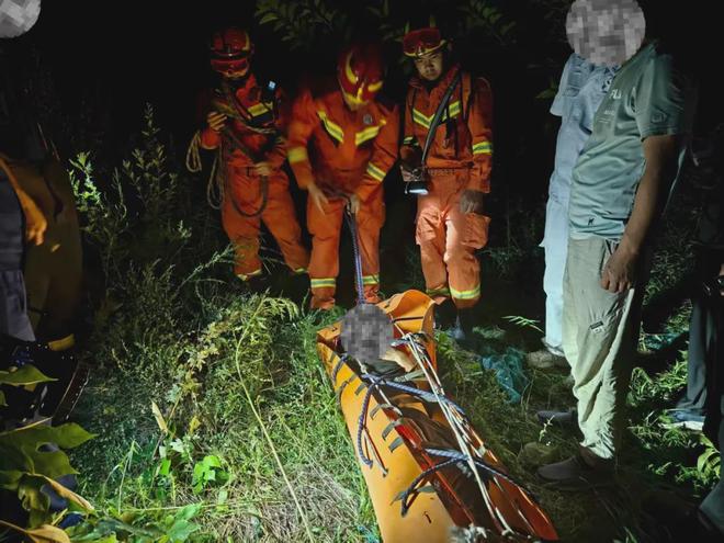 六旬老人登山突发脑梗门头沟消防将其安全转运下山(图1) 六旬老人登山突发脑梗门头沟消防将其安全转运下山(图1)
