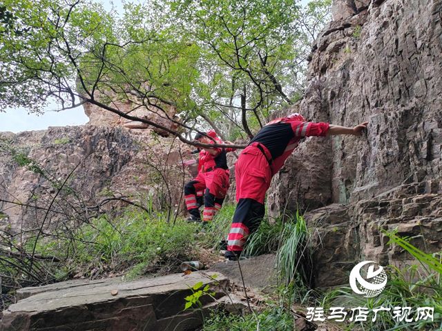 女子凤鸣谷登山失足坠崖 骏驰救援队紧急出动化险为夷(图1)