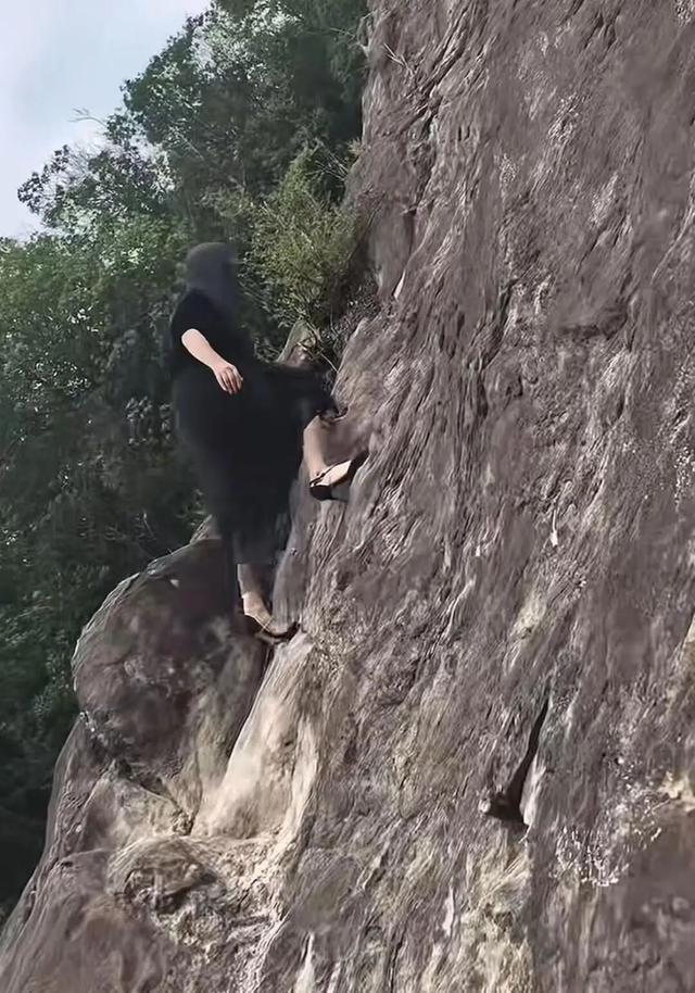 女子穿7厘米高跟鞋“像岩羊一样”爬山引热议博主回应:常爬此山光脚下山(图1) 女子穿7厘米高跟鞋“像岩羊一样”爬山引热议博主回应:常爬此山光脚下山(图1)