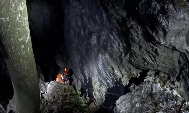 意外发生!柳州两男子爬“野生网红”山崖一人不慎坠崖!同伴施救也被困(图2) 意外发生!柳州两男子爬“野生网红”山崖一人不慎坠崖!同伴施救也被困(图2)