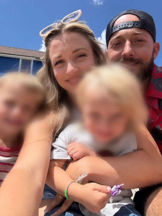 登山被暴风雪围困山顶父亲保护仨娃被赞英雄！真相却是他才是凶手(图2)