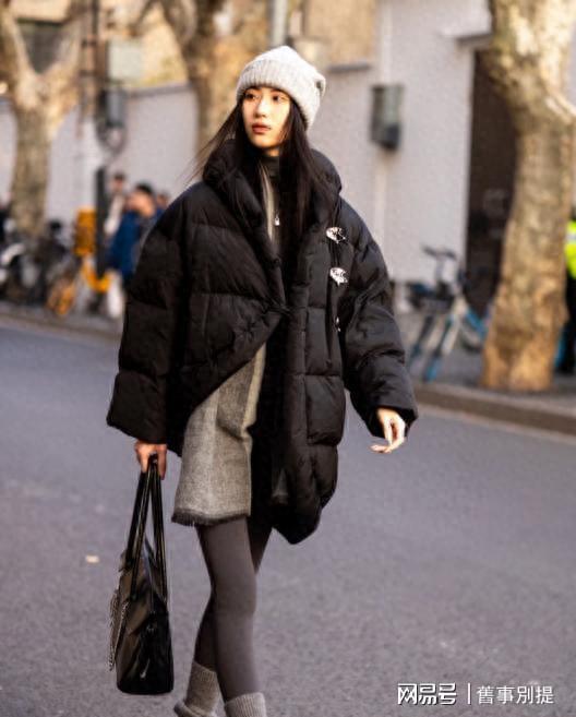 去了上海才发现：羽绒服没人穿骆驼、波司登！满街都是这3大品牌(图1)
