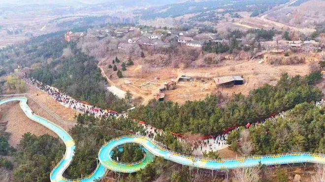 2025临沂市“走遍蒙山沂水”万人登山遇冬活动在红石寨热力开走(图2)