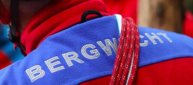 多名中国公民遇险！无装备穿跑鞋爬阿尔卑斯纯靠攻略一人重伤(图4)