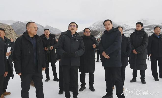 省长徒步到海拔4350米登山大本营与登山爱好者合影、喜迎新年(图1)