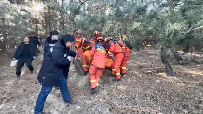 天寒地冻!青岛一女子登山摔伤无法行动被困于山腰陡坡处!紧急救援!(图2) 天寒地冻!青岛一女子登山摔伤无法行动被困于山腰陡坡处!紧急救援!(图2)